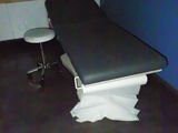 une table noire et blanche dans une pièce où se trouve un miroir