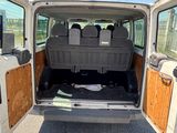 une camionnette blanche garée sur le parking