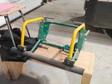 un véhicule vert et jaune avec un siège en bois dans un garage