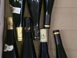 plusieurs bouteilles de vin dans une caisse sur la table