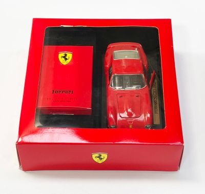 une boîte rouge contenant un téléphone Ferrari rouge et une boîte rouge contenant un téléphone Ferrari rouge