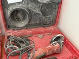 une caisse à outils rouge avec des outils sur une table
