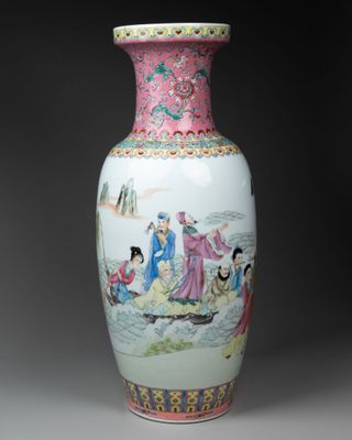 un vase avec un tableau posé sur une table