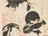 trois femmes vêtues de kimonos, tenant chacune un éventail et en portant un autre sur la tête