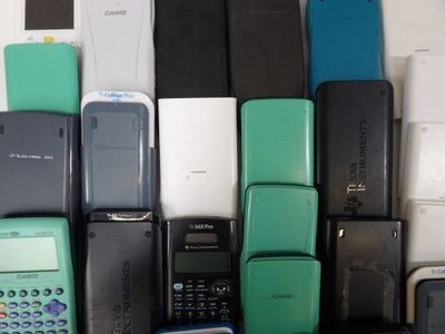 un grand nombre de téléphones portables posés sur une table