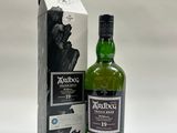 une bouteille d'Ardbig 12 ans d'âge avec son coffret