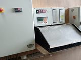 une machine posée contre le mur d'un immeuble