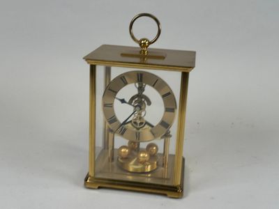 HETTICH. Pendule squelette en métal doré, le cadran circulai… - Photo 1