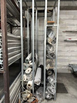 de nombreux rouleaux de métal sur les rayonnages de l'entrepôt