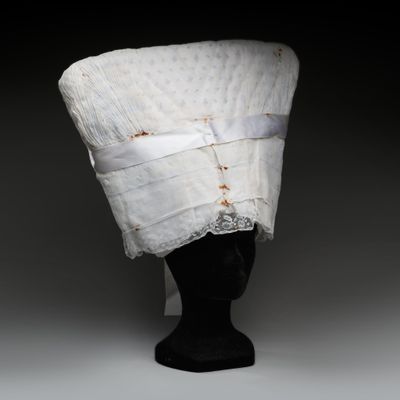 un gros plan sur la tête d'un mannequin recouverte d'un tissu blanc