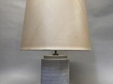 l'image d'une lampe avec un abat-jour blanc