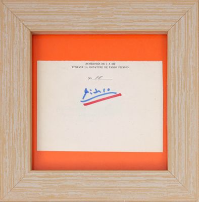 une photo encadrée d'un bout de papier signé, sur lequel figure un message écrit à la main