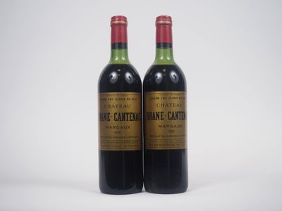deux bouteilles de vin rouge posées l'une à côté de l'autre sur une surface blanche