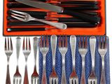 plusieurs fourchettes et couteaux dans un étui orange recouvert d'un tissu bleu