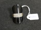 une bague posée sur une table