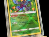 un gros plan d'une carte Pokémon posée sur un petit chevalet
