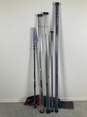 Plusieurs types de battes de baseball sont alignées contre un mur.