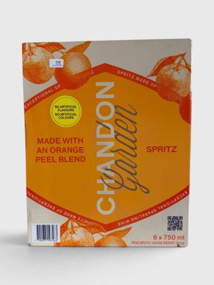 une image représentant une brique de jus d'orange posée sur une table blanche