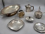 une table sur laquelle se trouvent de nombreux objets en argent