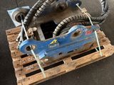 une machine bleue posée sur une palette
