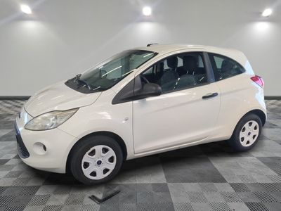 une photo d'une voiture blanche dans un showroom
