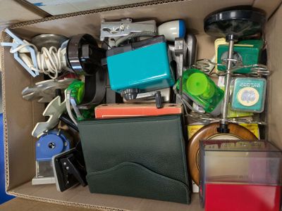 une boîte en carton contenant divers objets, dont un portefeuille