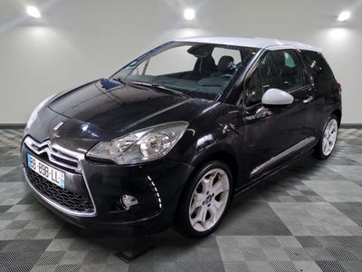 une photo d'une voiture Citrole noire garée dans un garage