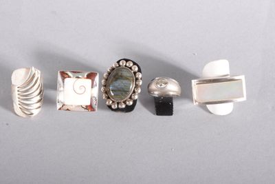 cinq bagues différentes et une bague avec une pierre au centre