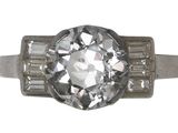 une image montrant un gros plan d'une bague en diamant sur fond blanc