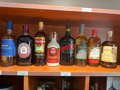 de nombreuses bouteilles d'alcool sur une étagère dans un magasin de spiritueux