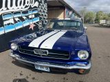 une voiture bleue et blanche garée devant un immeuble