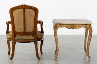 Une table d'appoint avec un plateau en marbre et un fauteuil… (photo 5)