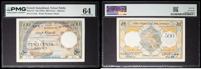Trois types de monnaies différents sont exposés dans une vitrine