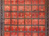 un tapis rouge et bleu à motifs