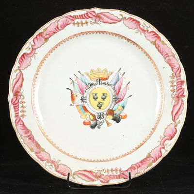 a plate with a picture of a lion and a crown on it