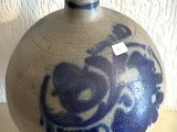 un vase bleu et blanc posé sur une table