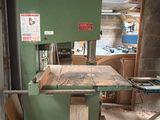 a machine that is sitting in the middle of a room