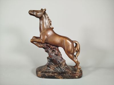 statue d'un cheval debout sur une souche d'arbre, sur fond blanc