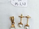 deux paires de boucles d'oreilles en perles et en or, avec leur étiquette de prix