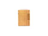 un petit objet en bois posé sur une surface blanche