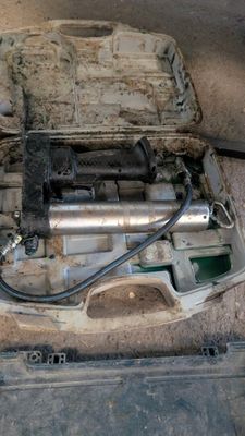 une boîte contenant un tas d'outils