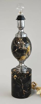 lampe en marbre noir avec un pied argenté et une ampoule