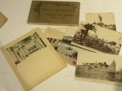 de nombreuses cartes postales anciennes posées sur une table, sur lesquelles figure l'image d'un bateau