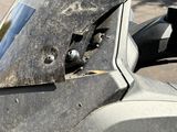 un gros plan du pare-brise d'une moto percé de trous