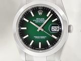 une montre Rolex avec un cadran vert et un bracelet