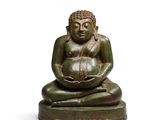 l'image d'une statue représentant une personne assise en position de lotus