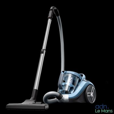 gros plan d'un aspirateur sur fond noir