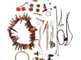 de nombreux types de bijoux exposés sur un fond blanc