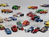 un grand nombre de voitures-jouets dans une vitrine