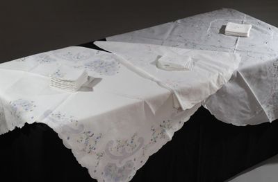une table recouverte d'une nappe blanche et d'une nappe blanche
